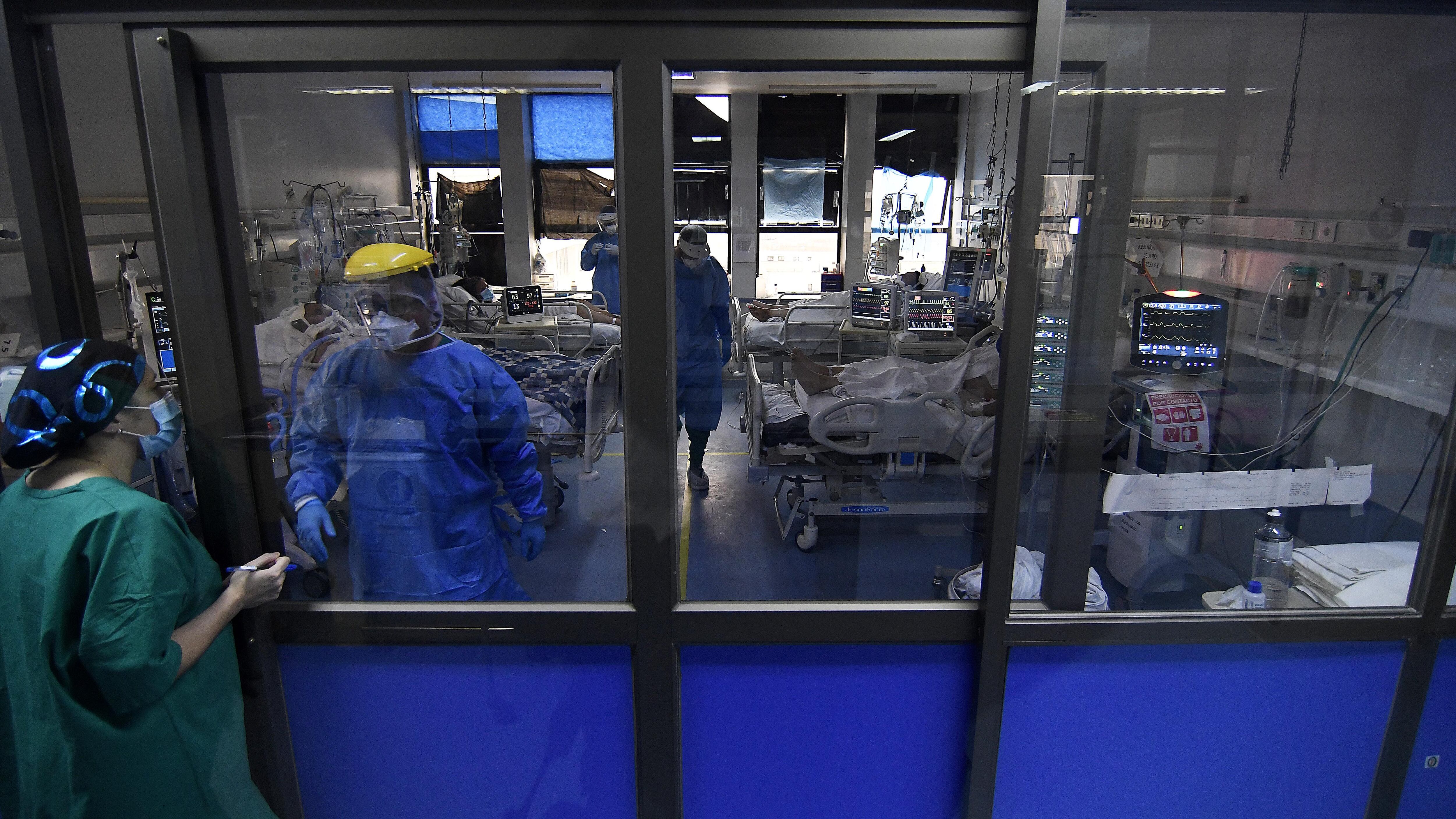 22 de JUNIO de 2020/VALPARAISOEnfermeros cuidan a pacientes en la unidad de cuidados intensivos COVID-19 (UCI)en el hospital Carlos Van Buren a una semana de la cuarentena total por la pandemia coronavirus que vive el país
FOTO: PABLO OVALLE ISASMENDI/AGENCIAUNO