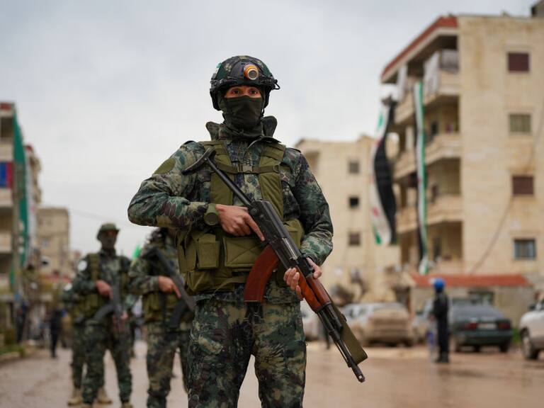 Un grupo de militares vigila las calles de la ciudad de Alepo en Siria.