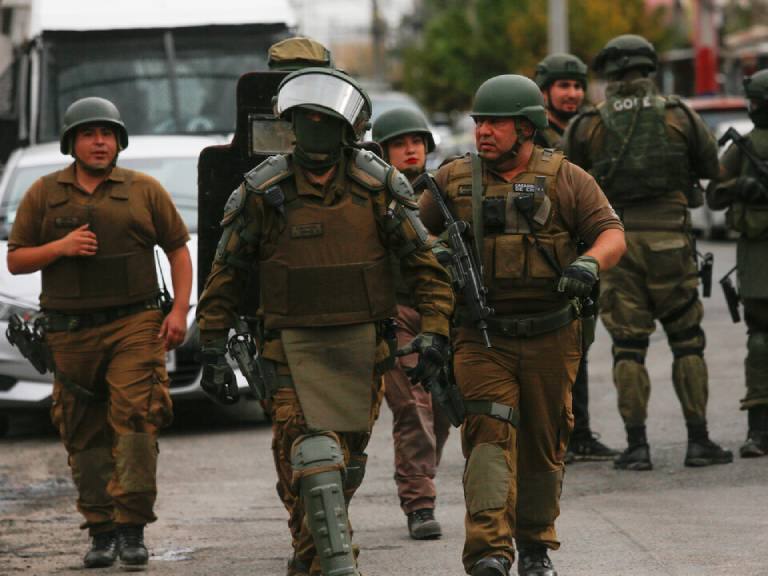 Robo y porte de armas: Los reveladores antecedentes de quienes balearon a tres carabineros en La Florida