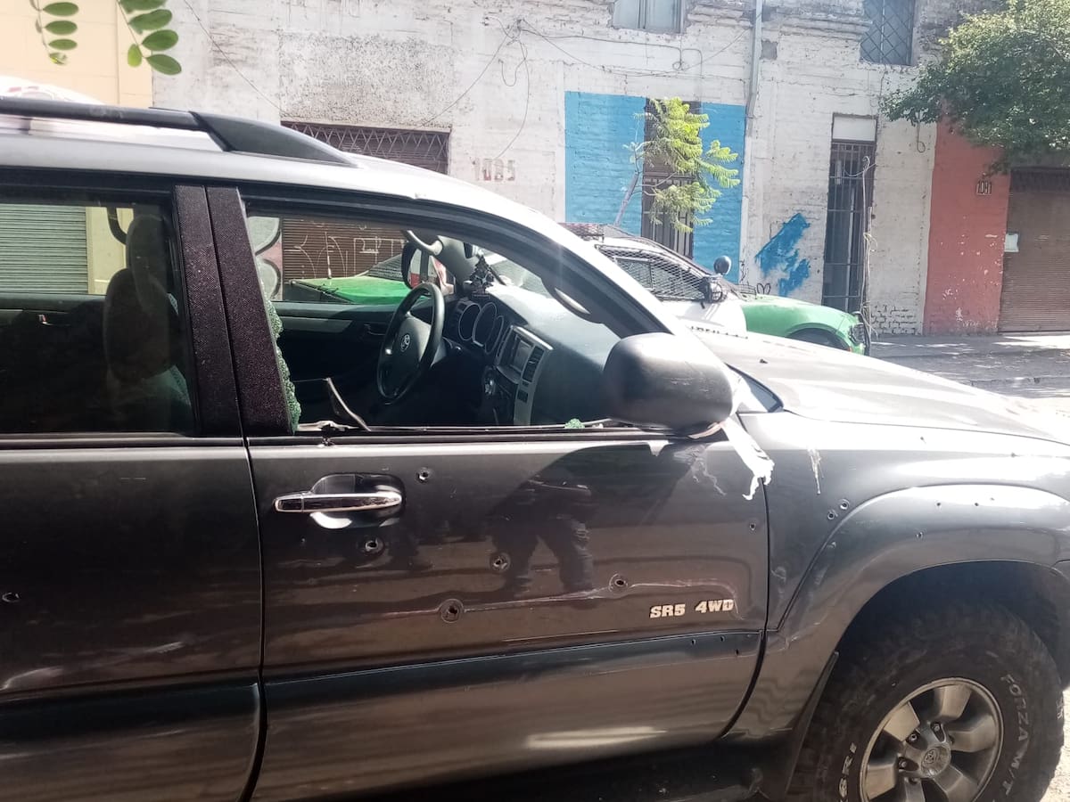 Carabineros investiga hallazgo de auto con más de 40 impactos de bala en Santiago centro