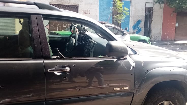 Carabineros investiga hallazgo de auto con más de 40 impactos de bala en Santiago centro