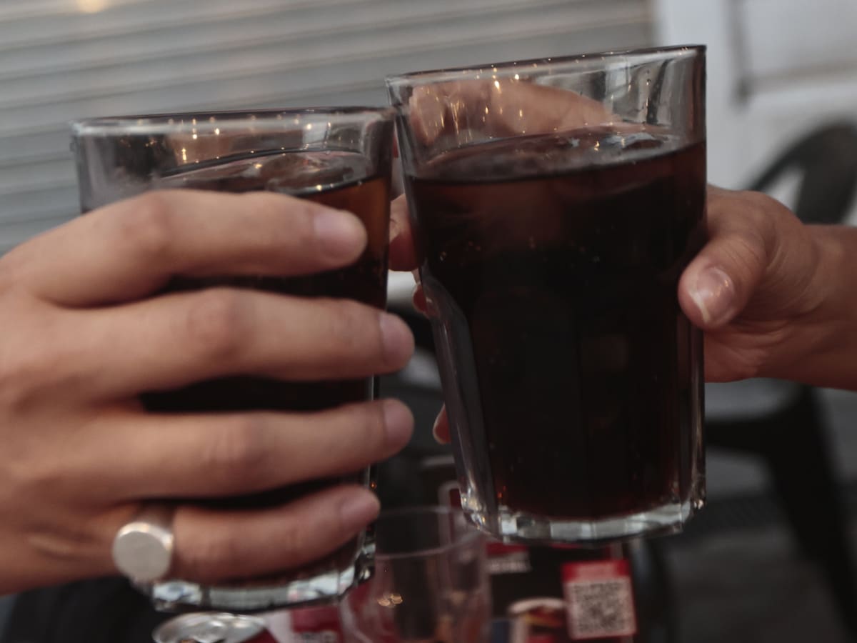 ¿Con negra o con blanca? Estudio revela cómo se toma hoy la piscola en Chile