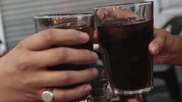 ¿Con negra o con blanca? Estudio revela cómo se toma hoy la piscola en Chile