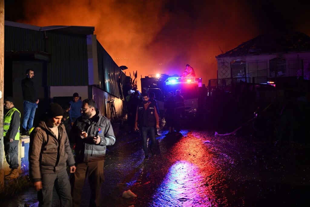 El fuego termina por destruir una fábrica ubicada en los alrededores de la ciudad de Sidón del Líbano, la que recibió un ataque aéreo lanzado por Israel.
