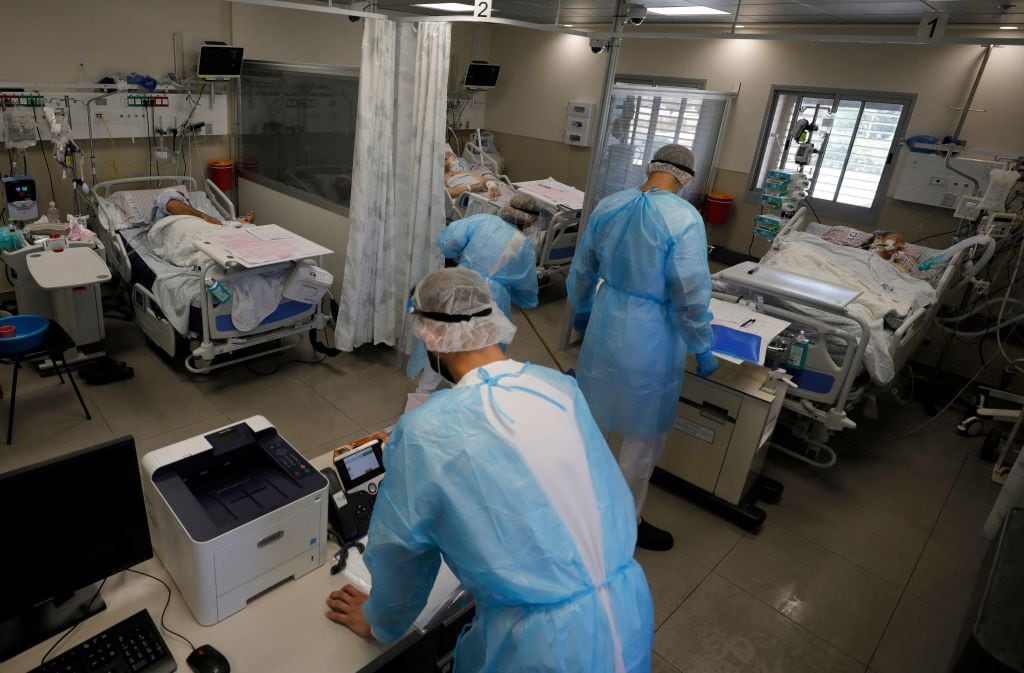 Equipo médico atiende a pacientes del Covid-19 en un hospital de Safed
