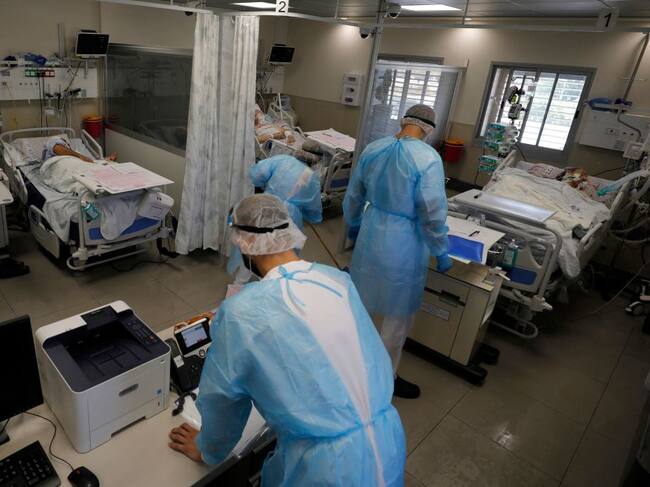 Equipo médico atiende a pacientes del Covid-19 en un hospital de Safed