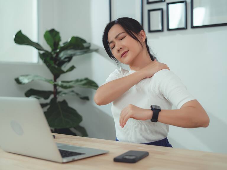 Esta es la vitamina que causa dolor de huesos y fatiga si la tienes baja, según especialistas de salud