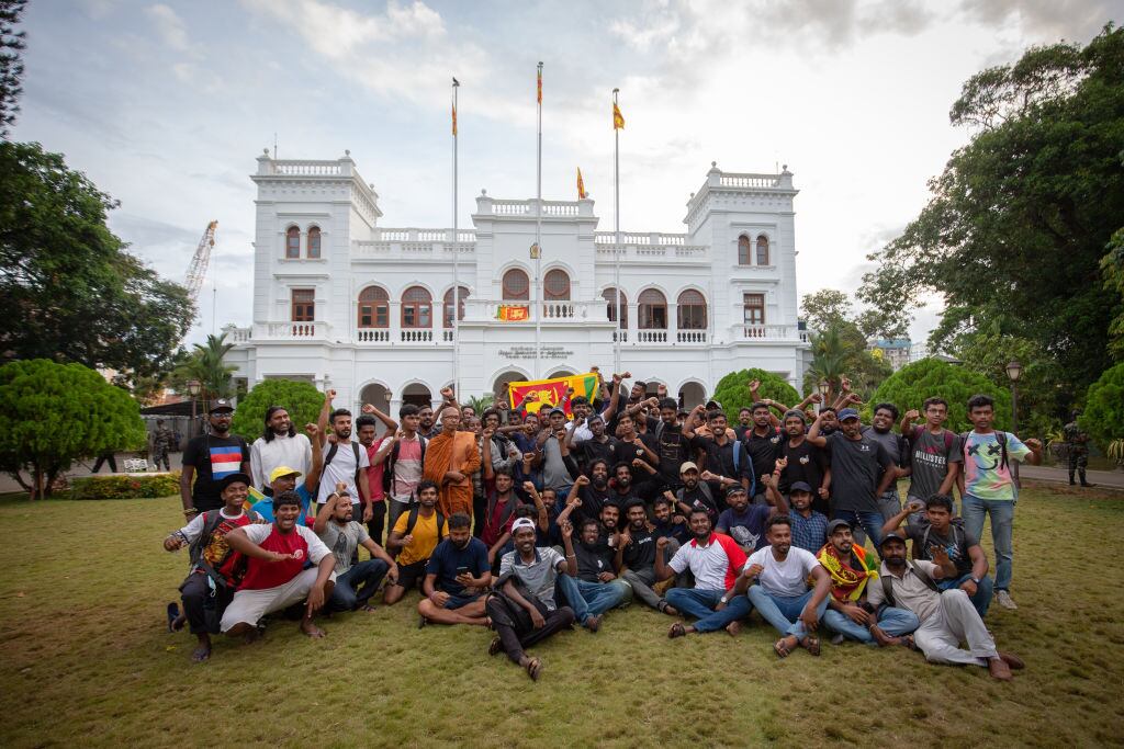Manifestantes toman fotos ante un edificio del gobierno de Sri Lanka