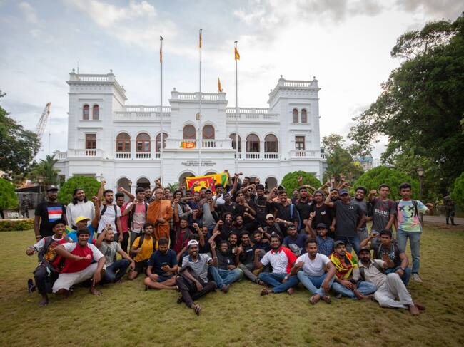 Manifestantes toman fotos ante un edificio del gobierno de Sri Lanka