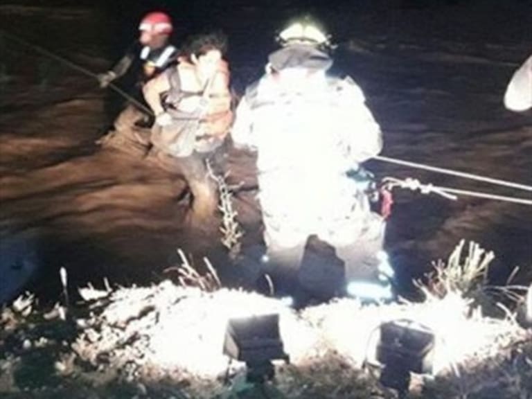 Aluvión arrasa con puente en el Cajón del Maipo y aisla a cientos de personas