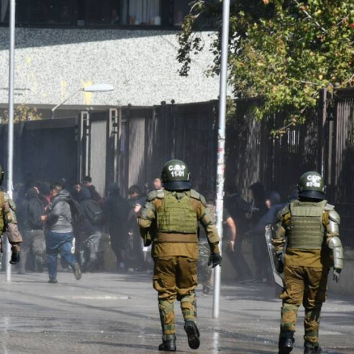 Agresiones, destrozos y toma: SLEP Santiago Centro anuncia querella tras incidentes en Instituto Nacional y Liceo 1