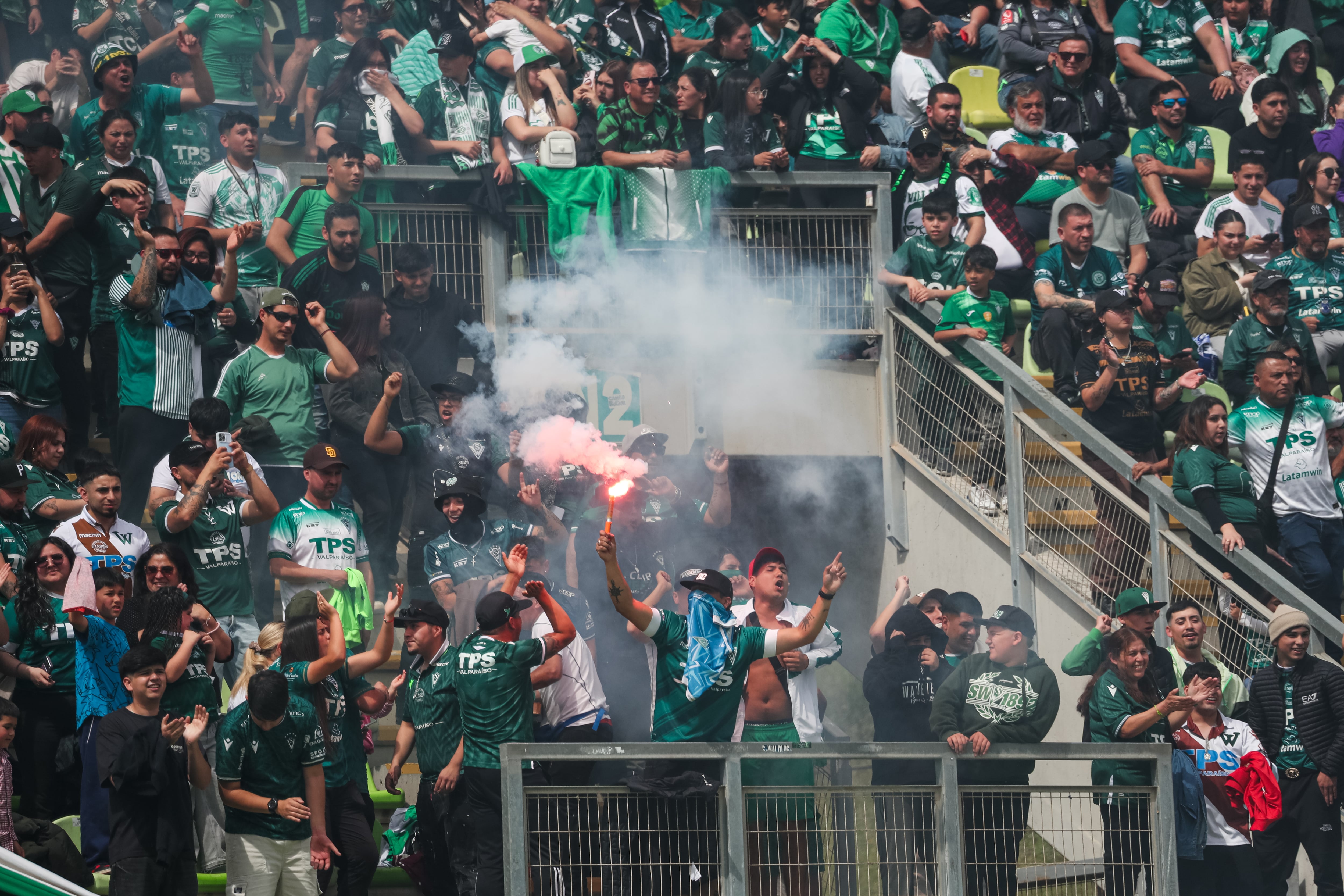 Hinchas de Santiago Wanderers en el Elías Figueroa