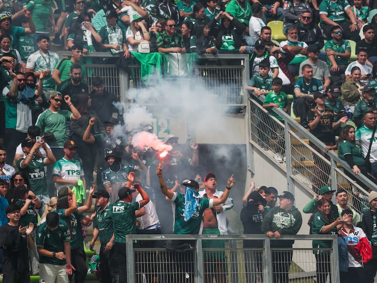 Hinchas de Santiago Wanderers en el Elías Figueroa