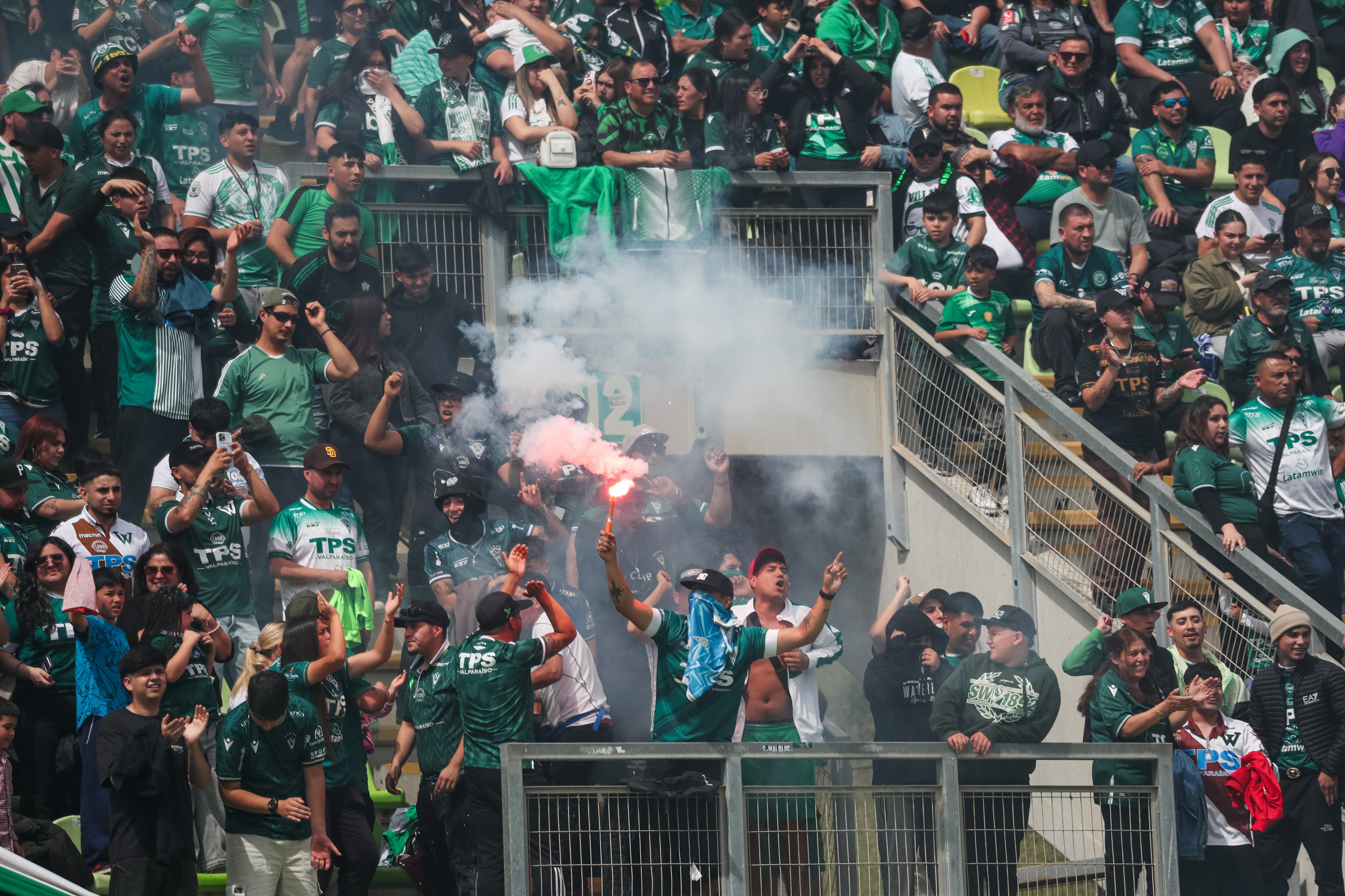 Clima caldeado en el puerto: Hinchas encararon al plantel de Santiago Wanderers tras nueva caída