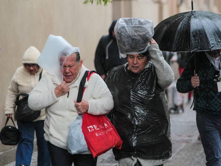 Cuántos milímetros de lluvia podrían caer en Santiago y en qué comunas: nuevo pronóstico adelantó hasta nieve en la RM para esta semana
