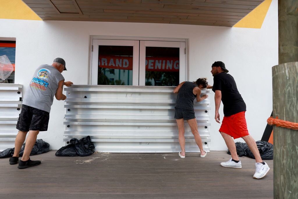 Resguardan tiendas ante llegada de un huracán a Florida de Estados Unidos