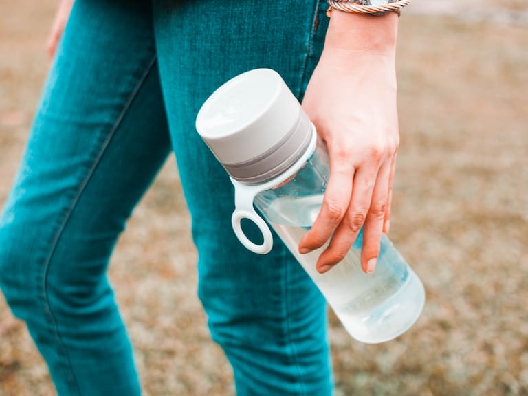 Cada cuánto tiempo deberías lavar tu botella de agua reutilizable, según expertos