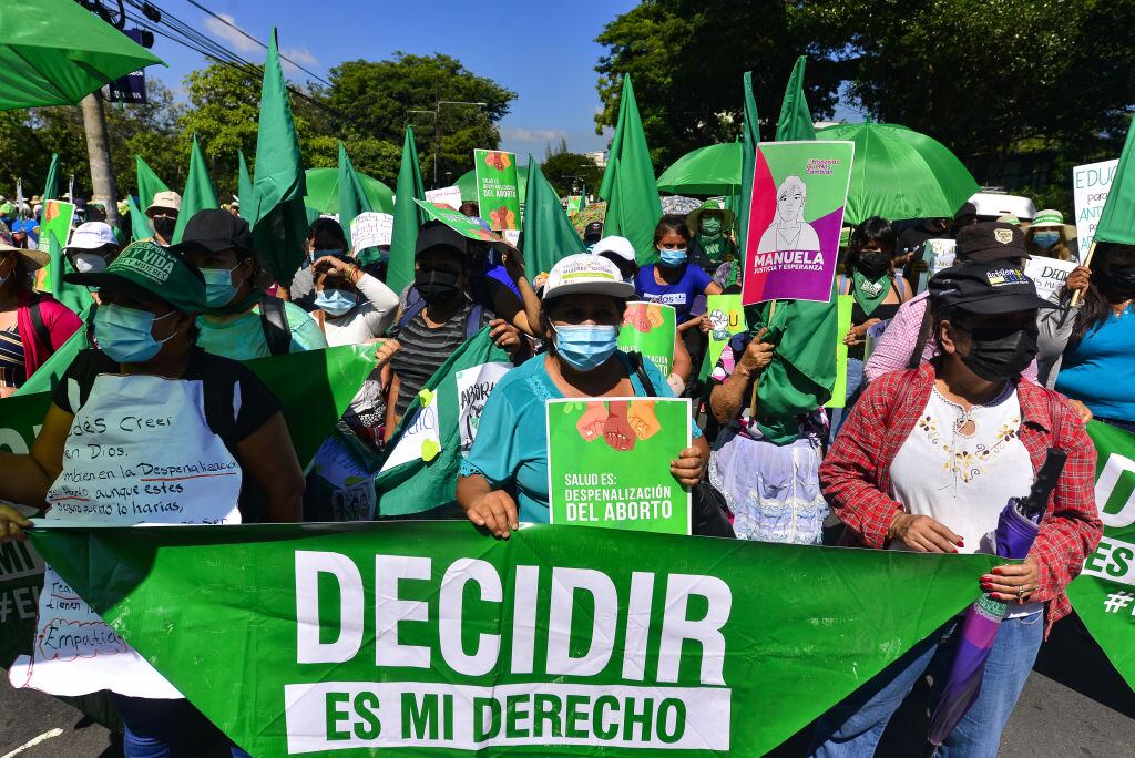 Grupos feministas piden el aborto legal y la liberación de mujeres condenadas en San Salvador