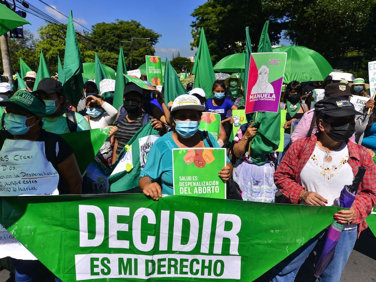 Grupos feministas piden el aborto legal y la liberación de mujeres condenadas en San Salvador