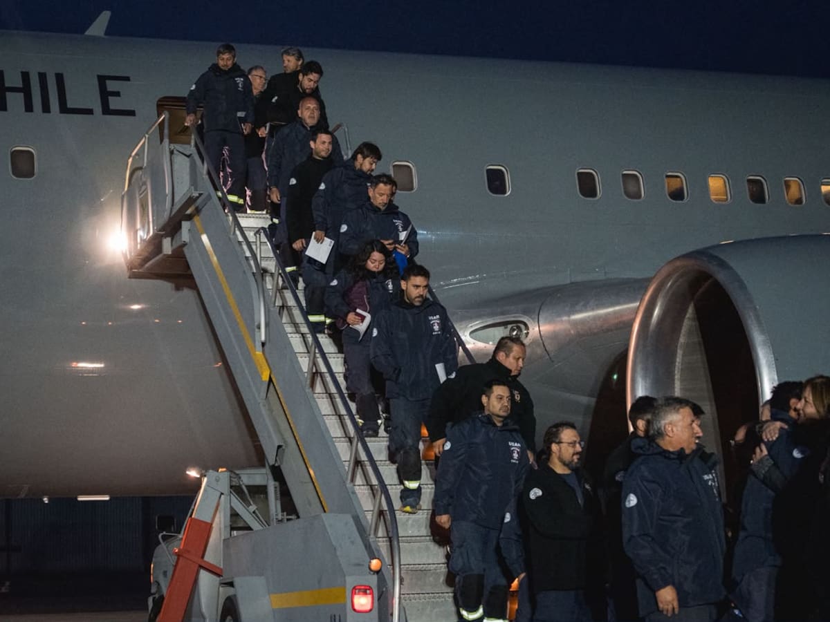 Chile recibe a rescatistas de Bomberos que participaron en misión humanitaria tras terremotos en Venezuela