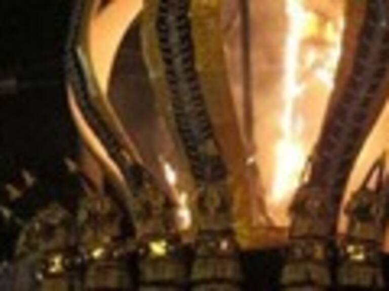 Carro alegórico del Carnaval de Santos en Brasil se incendió y dejó 4 personas muertas