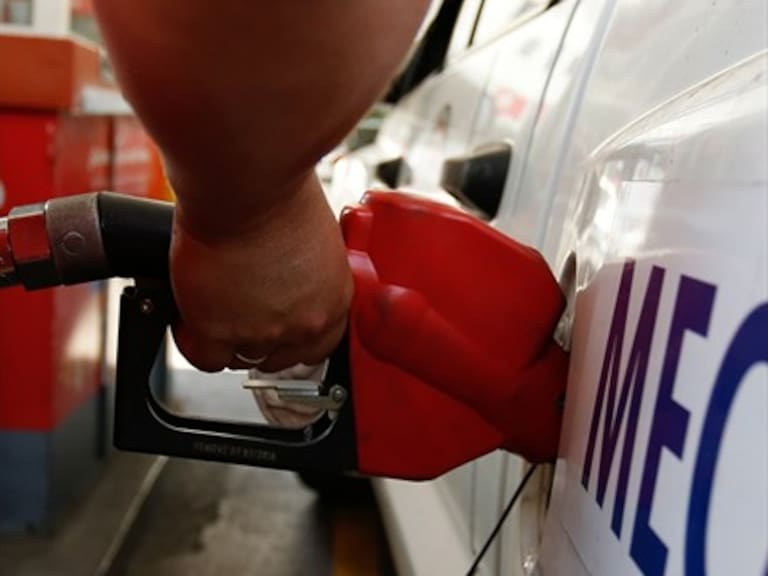 Gasolinas y diesel suben 5,7 pesos por litro desde el jueves