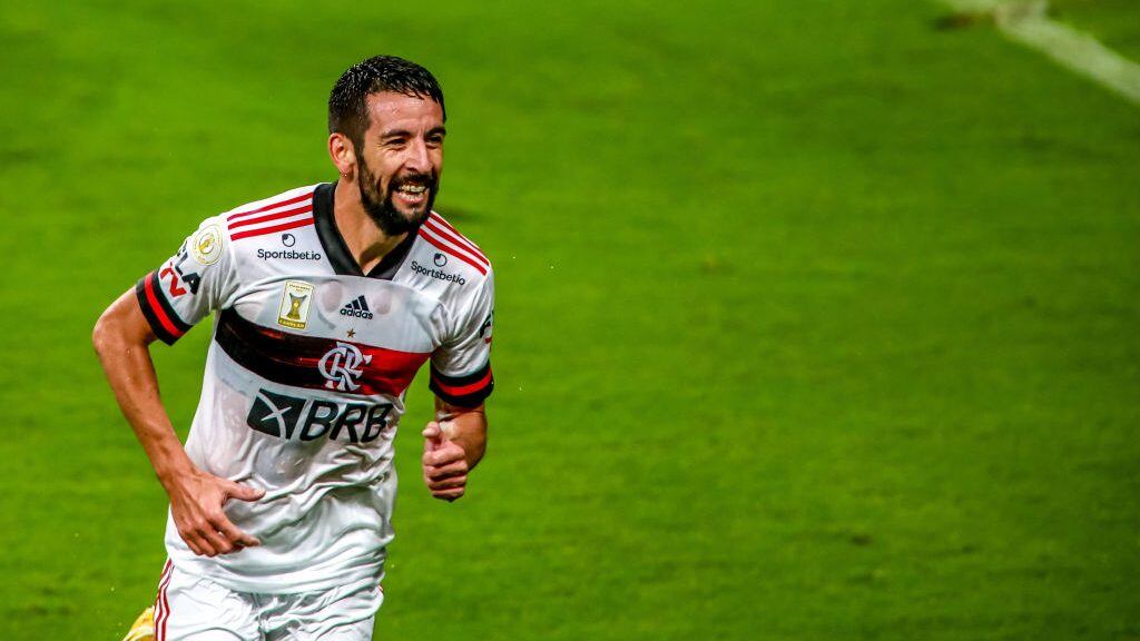 PORTO ALEGRE, BRAZIL - JANUARY 28: Isla of Flamengo celebrates after scoring the fourth goal of his team during the match between Gremio and Flamengo as part of Brasileirao Series A 2020 at Arena do Gremio Stadium on January 28, 2021 in Porto Alegre, Brazil. (Photo by Silvio Avila/Getty Images)