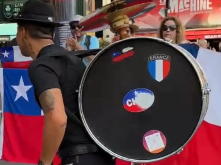 Así celebran los chilenos en Francia la medalla de oro de Francisca Crovetto
