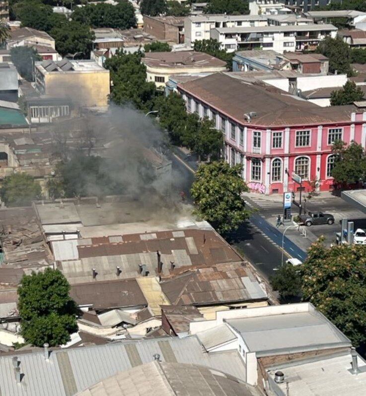 Incendio en cité de Santiago consume 17 habitaciones y deja cerca de 50 damnificados