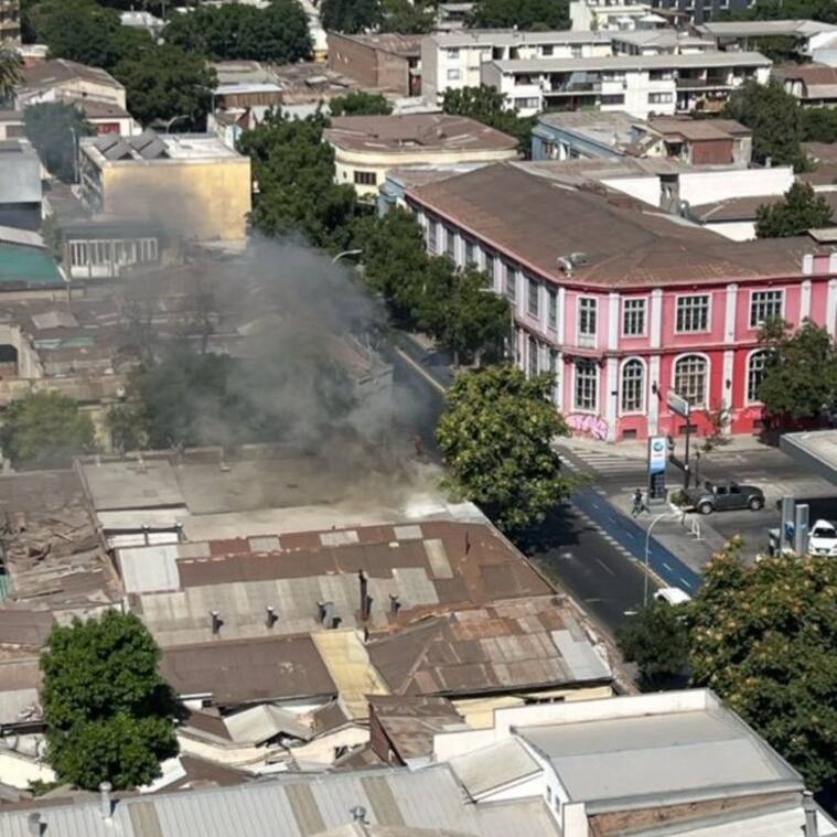 Incendio en cité de Santiago consume 17 habitaciones y deja cerca de 50 damnificados