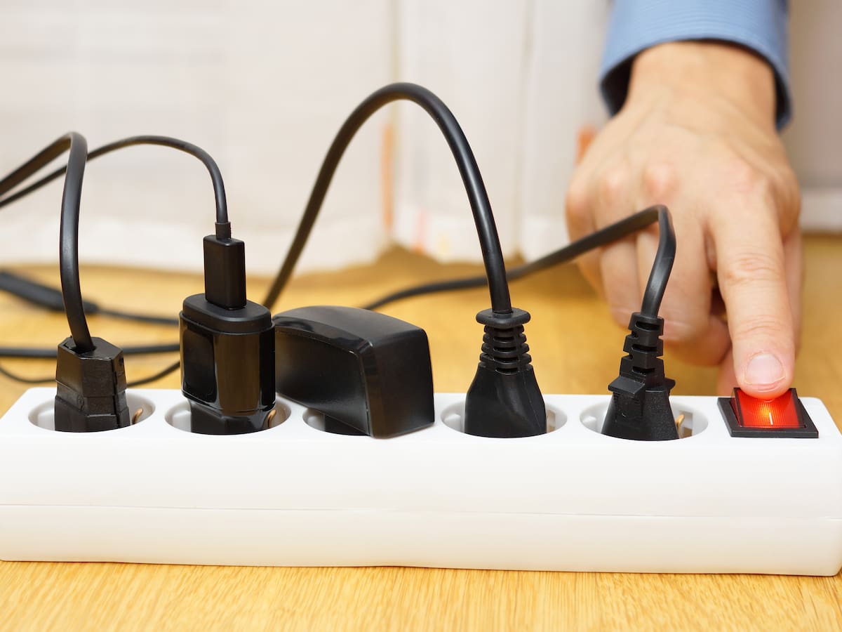 Suben las cuentas de la luz en Chile: qué es el “consumo fantasma” y cómo puedo evitarlo para pagar menos a fin de mes