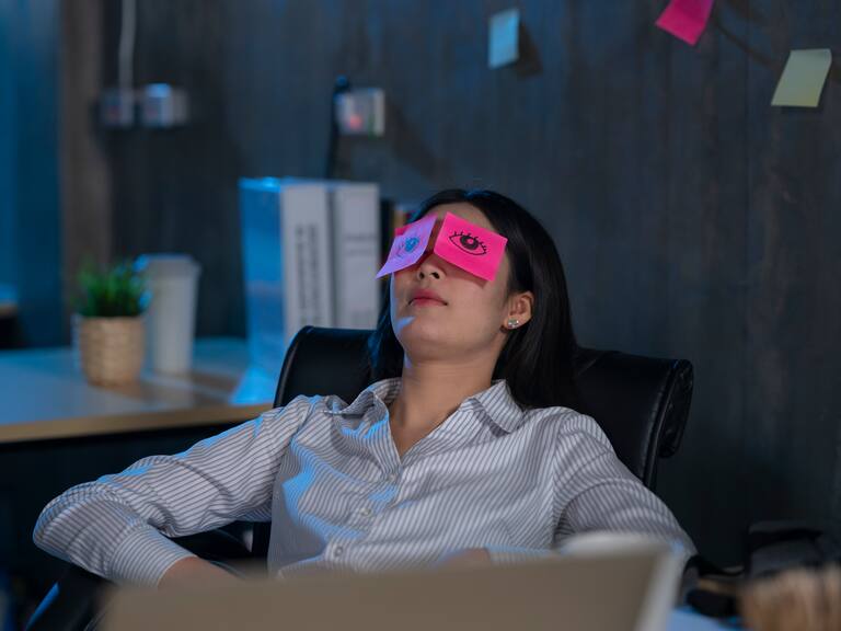 Qué es el ‘burnout’ en el trabajo y cómo evitarlo (especialmente las mujeres)