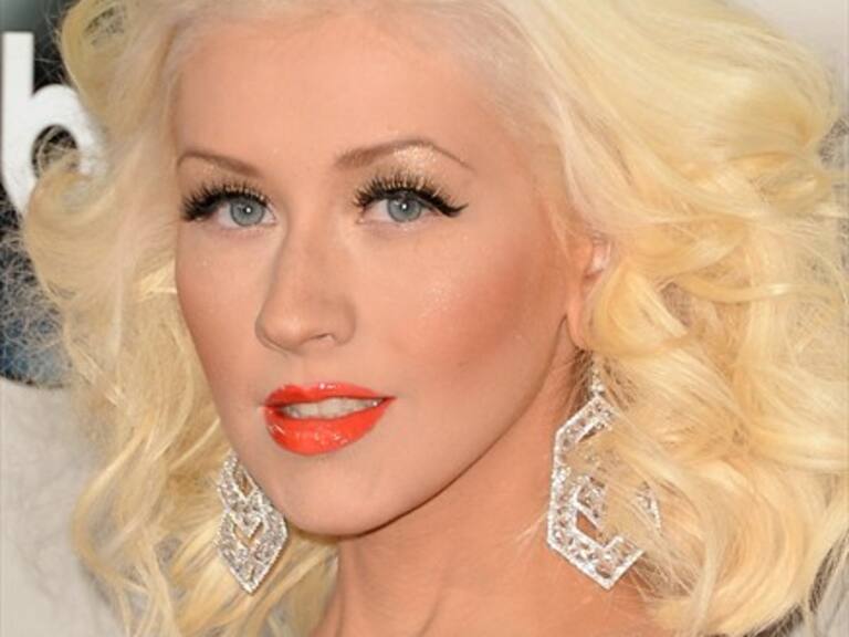 Christina Aguilera luce irreconocible en su primera portada sin maquillaje
