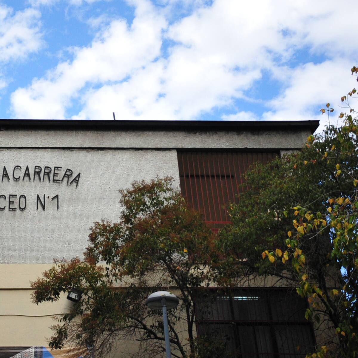 Se suspendieron las clases: estudiante cae desde cuarto piso en Liceo 1 Javiera Carrera y activan protocolo de emergencia