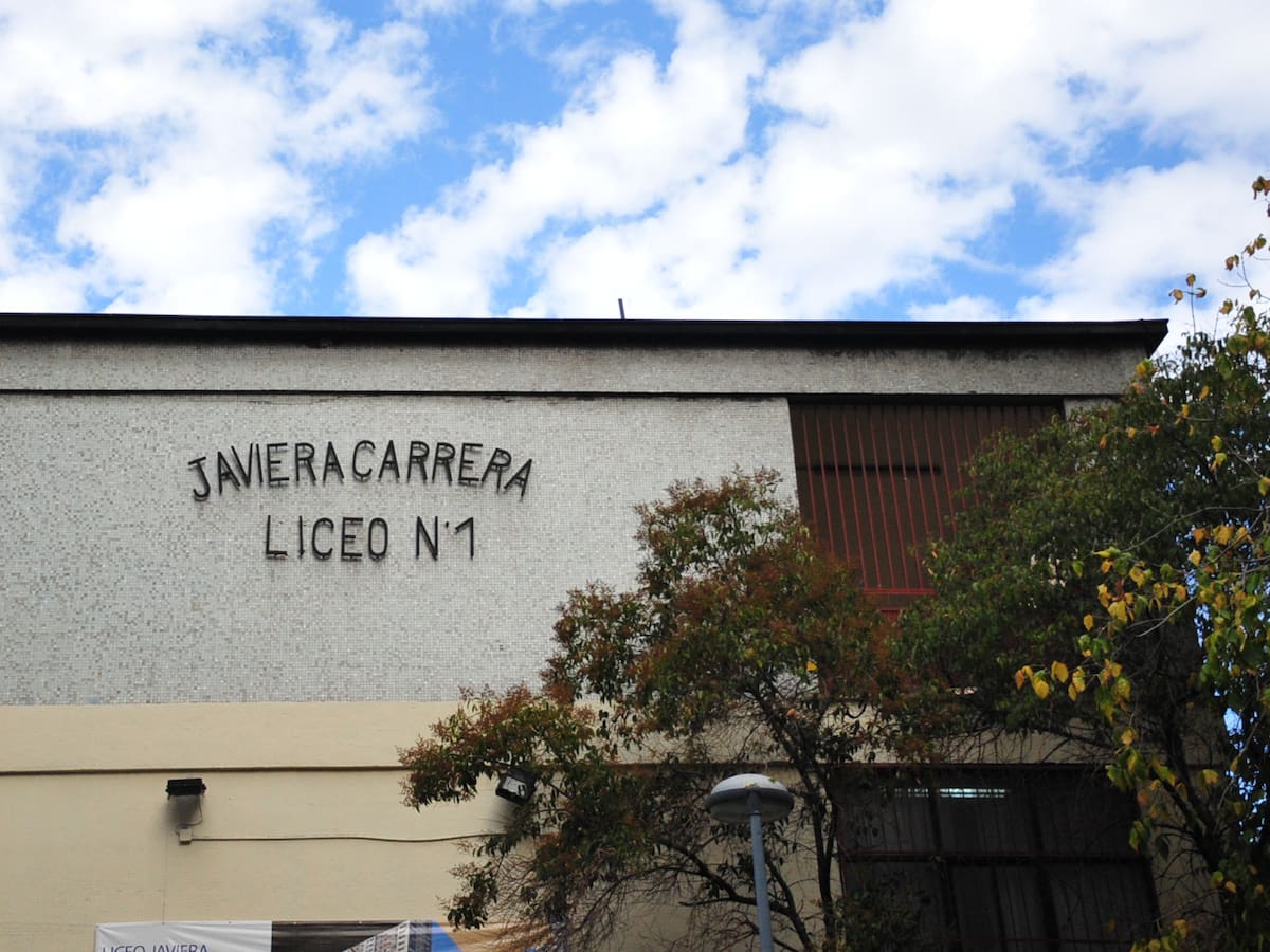 Se suspendieron las clases: estudiante cae desde cuarto piso en Liceo 1 Javiera Carrera y activan protocolo de emergencia