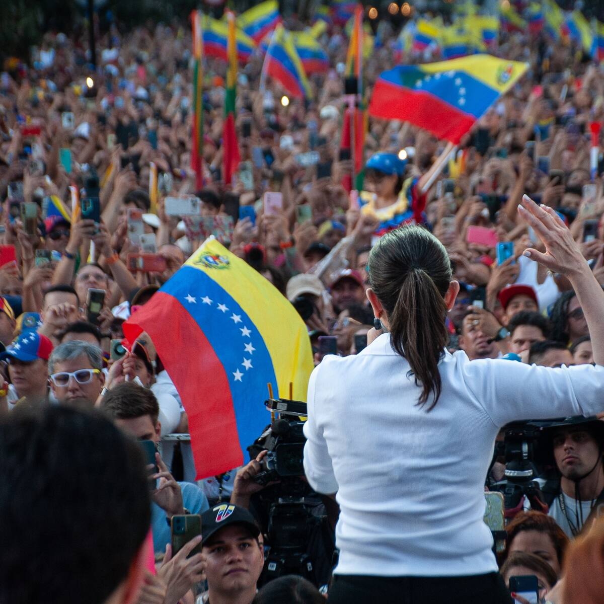 “Derrotamos a estos criminales”: María Corina Machado se reúne con ciudadanos venezolanos en masivo evento en el Parque Almagro