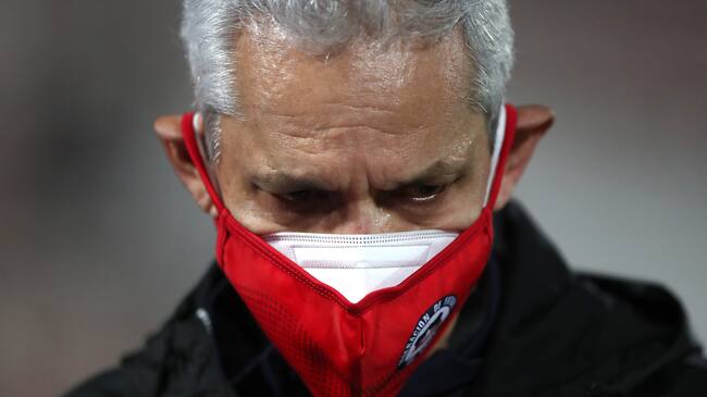 SANTIAGO, CHILE - NOVEMBER 13: Reinaldo Rueda head coach of Chile wearing a protective mask looks on during a match between Chile and Peru as part of South American Qualifiers for Qatar 2022 at Estadio Nacional de Chile on November 13, 2020 in Santiago, Chile. (Photo by Ivan Alvarado - Pool/Getty Images)