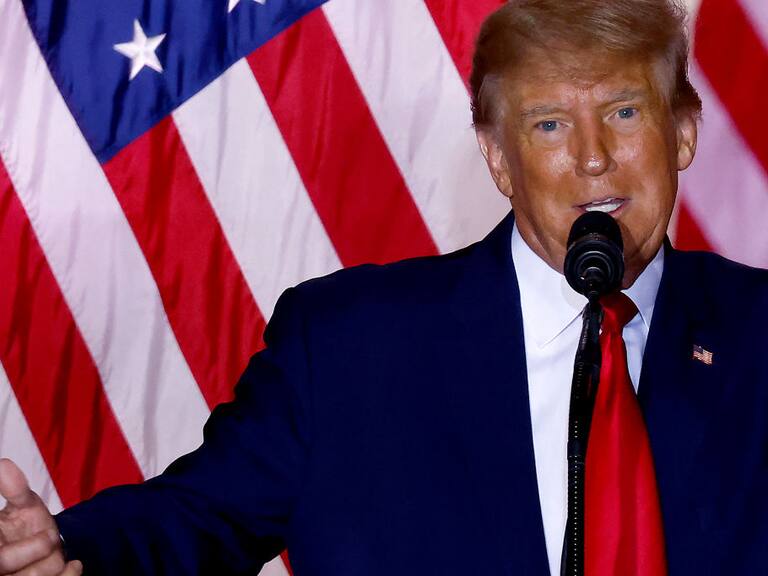 El republicano Donald Trump da un discurso en su residencia en Florida