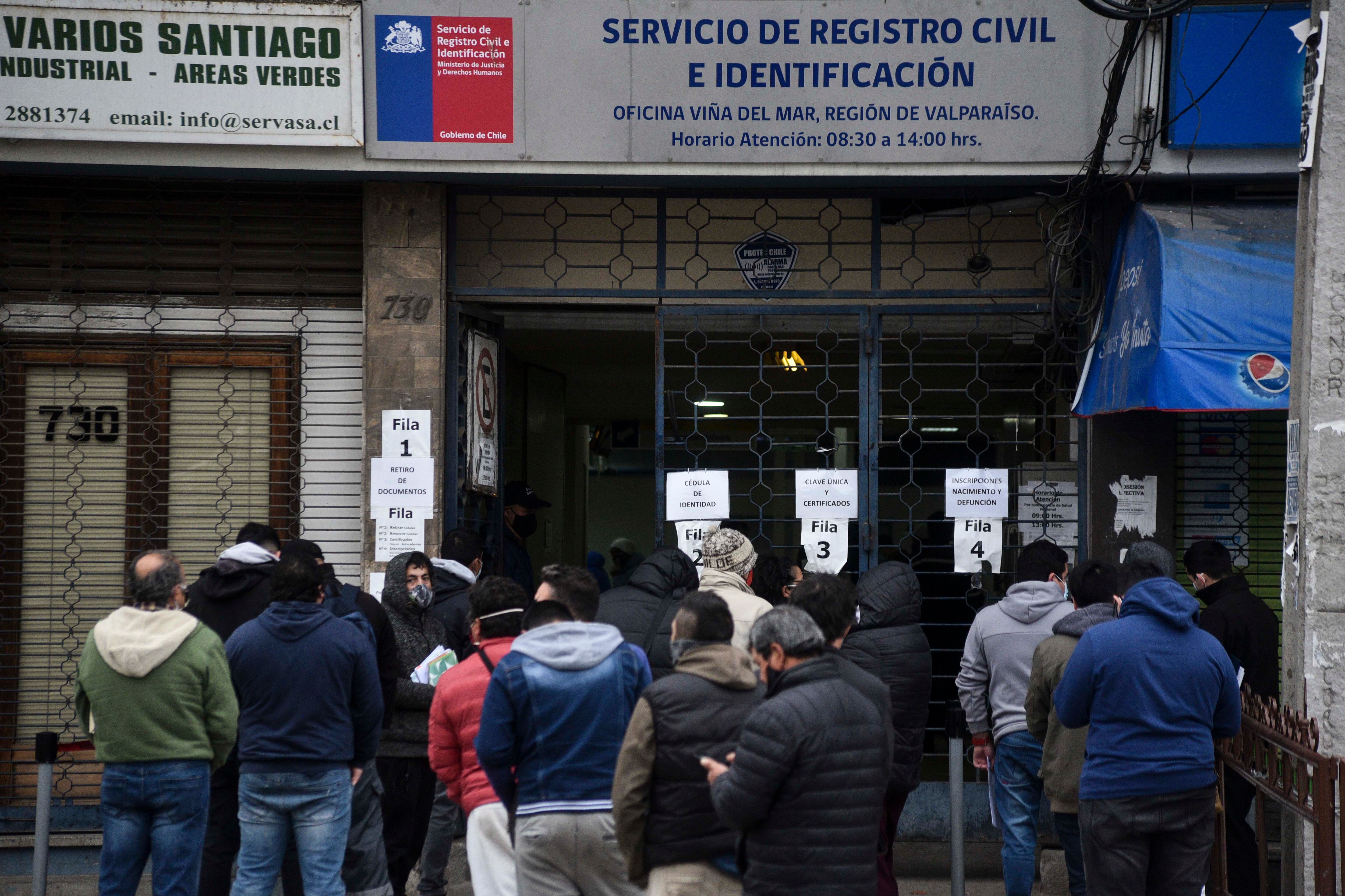 15 DE JUNIO DE 2020 / VIÑA DEL MARPersonas esperan para poder ser atendidas en el Registro Civil de la comuna durante el primer día lunes en cuarentena total desde que esta empezara a regir el pasado viernes a las 22hrs, como medida por la Pandemia del Covid-19.
FOTO: MIGUEL MOYA/AGENCIAUNO