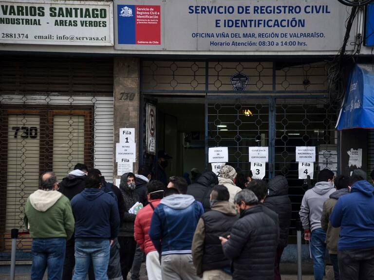 15 DE JUNIO DE 2020 / VIÑA DEL MARPersonas esperan para poder ser atendidas en el Registro Civil de la comuna durante el primer día lunes en cuarentena total desde que esta empezara a regir el pasado viernes a las 22hrs, como medida por la Pandemia del Covid-19.
FOTO: MIGUEL MOYA/AGENCIAUNO
