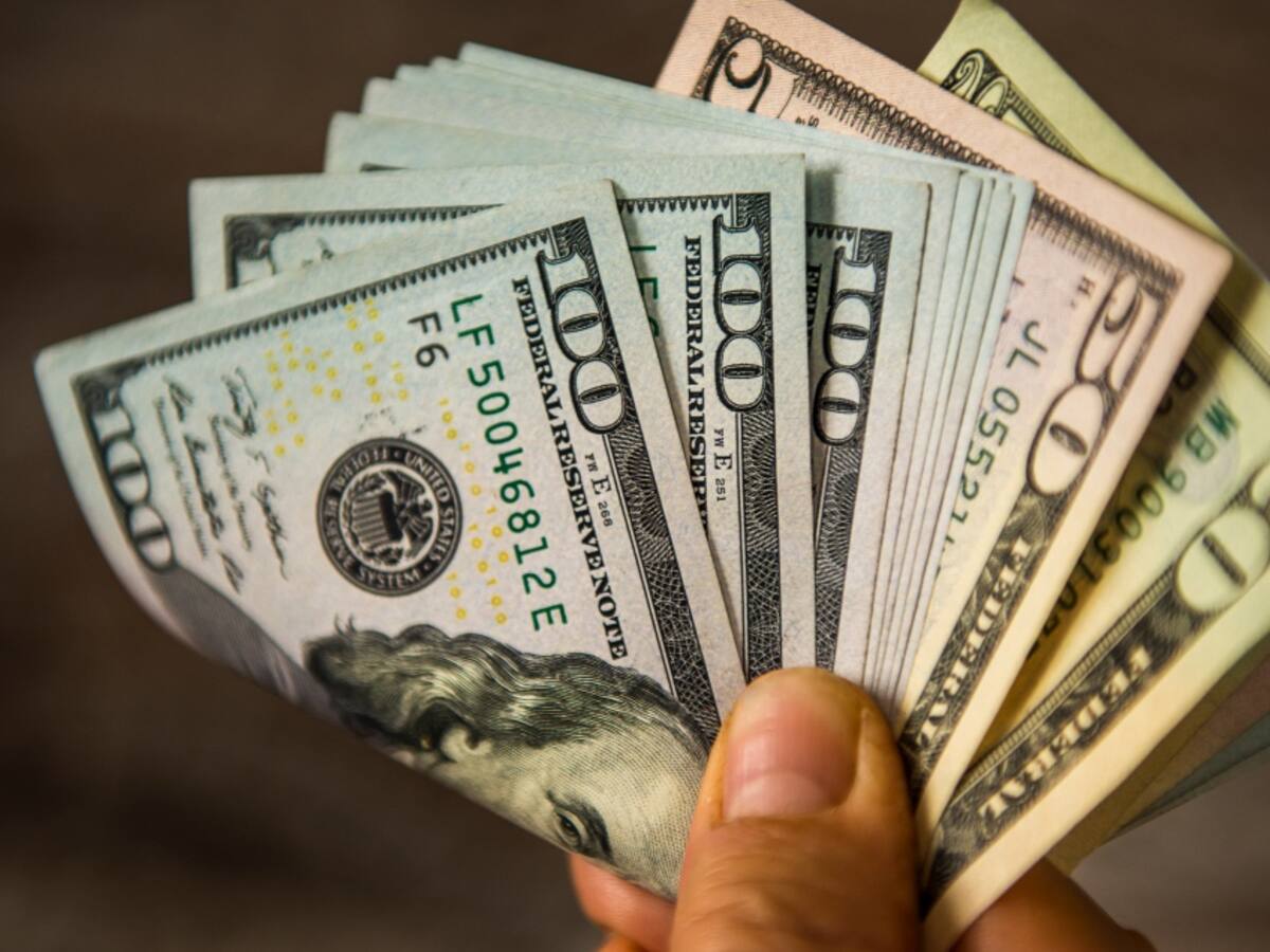 Dólar cierra con baja de 11 pesos pero se mantiene sobre los $900