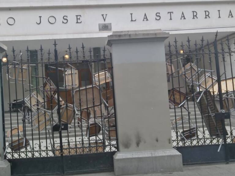 Liceo José Victorino Lastarria en toma: encapuchados lanzan molotov desde el techo del recinto