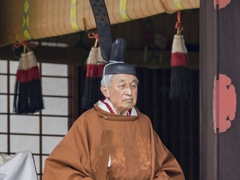 Emperador de Japón dimite por primera vez en 200 años