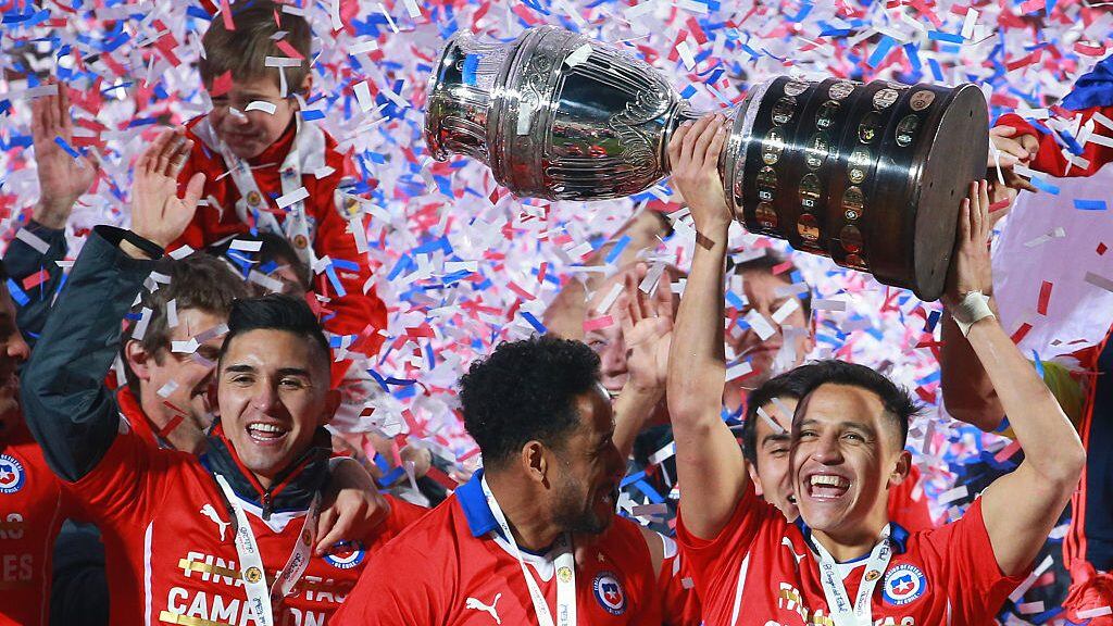SANTIAGO, CHILE - JULY 04: Alexis Sanchez of Chile lifts the trophy after winning the 2015 Copa America Chile Final match between Chile and Argentina at Nacional Stadium on July 04, 2015 in Santiago, Chile. (Photo by Hector Vivas/LatinContent via Getty Images)