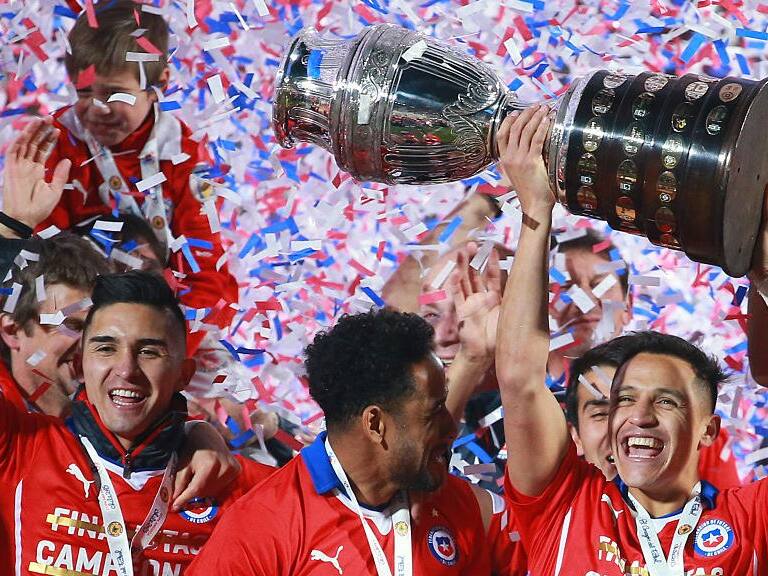 SANTIAGO, CHILE - JULY 04: Alexis Sanchez of Chile lifts the trophy after winning the 2015 Copa America Chile Final match between Chile and Argentina at Nacional Stadium on July 04, 2015 in Santiago, Chile. (Photo by Hector Vivas/LatinContent via Getty Images)