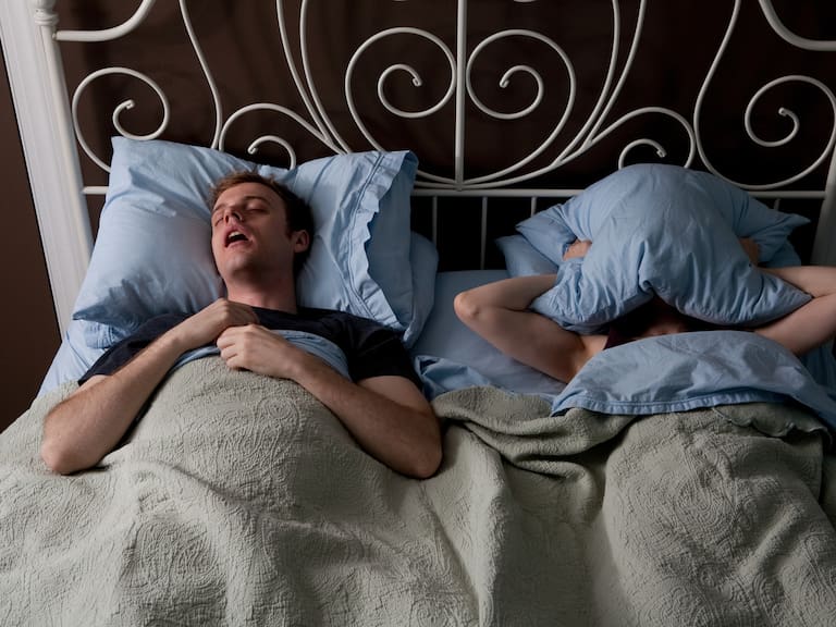 ¿Tu pareja te roba las sábanas? Descubre el “Método Escandinavo”, la tendencia viral para dormir mejor sin separarse