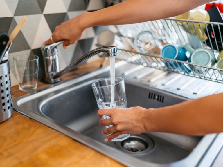 Subsidio de Agua Potable en Chile: así puedes acceder a un descuento de hasta un 85% en tu cuenta