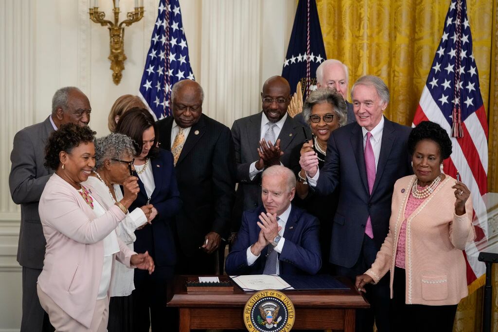 Biden firma el feriado del "Juneteenth" en la Casa Blanca