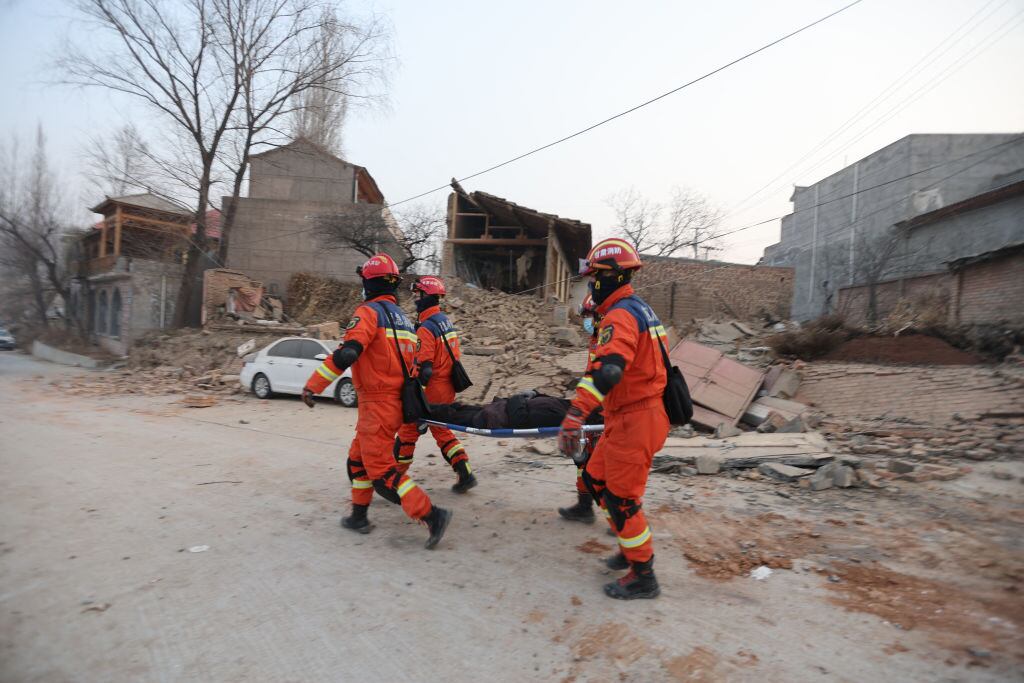 Rescatistas trabajan en la localidad de Dahejia, de la provincia de Gansu en China, por los daños que deja un terremoto de magnitud 6,2.