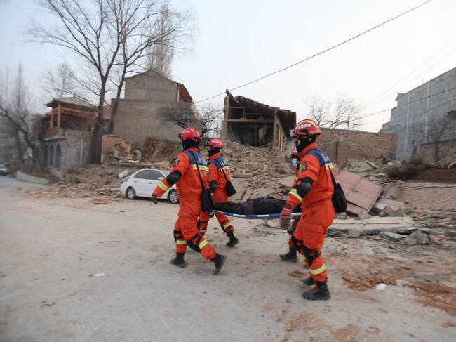 Rescatistas trabajan en la localidad de Dahejia, de la provincia de Gansu en China, por los daños que deja un terremoto de magnitud 6,2.